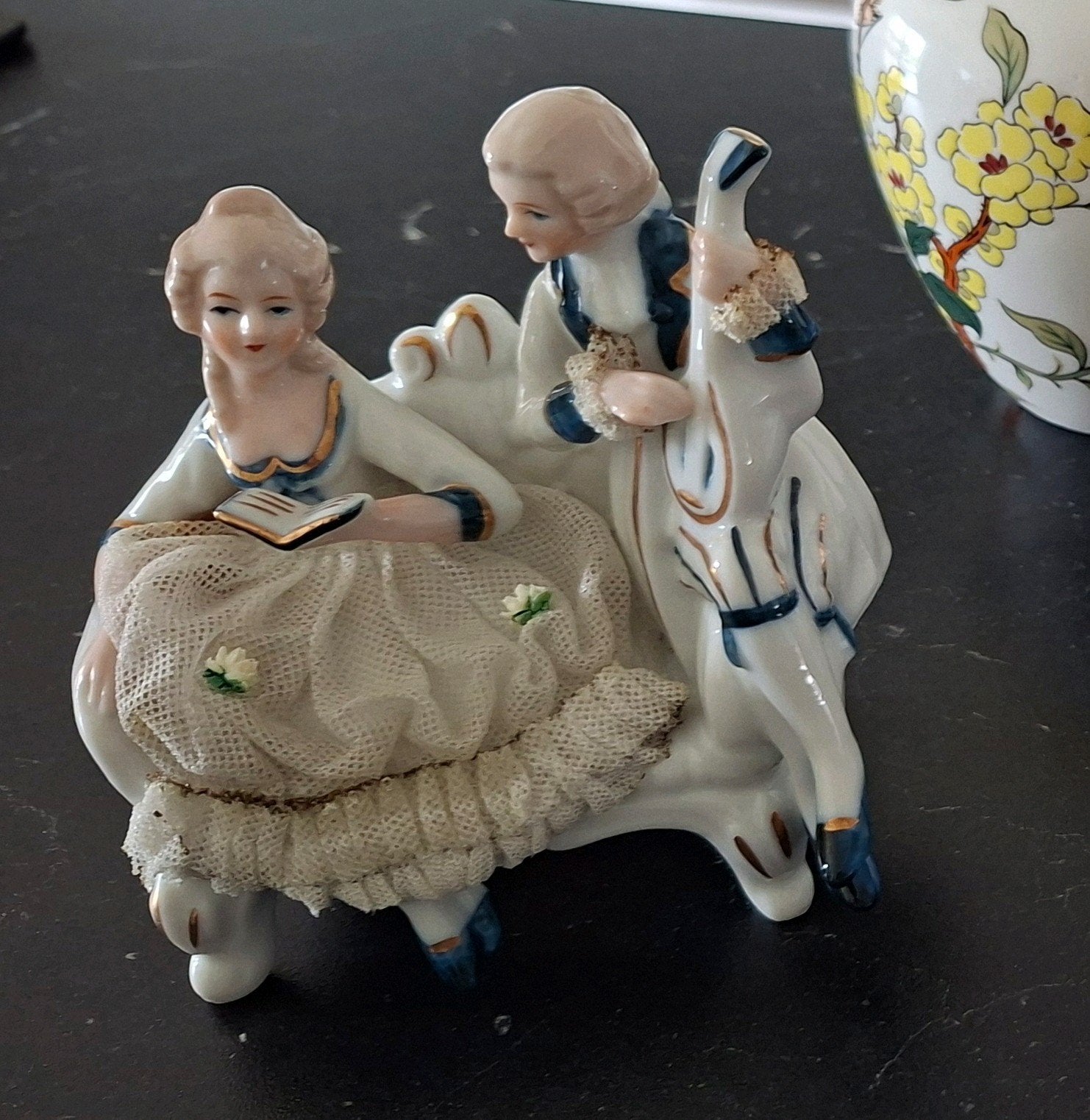 Antiek porseleinen beeldje met kant, ankerlogo, ca. 1950, Ophalen, Zo goed als nieuw