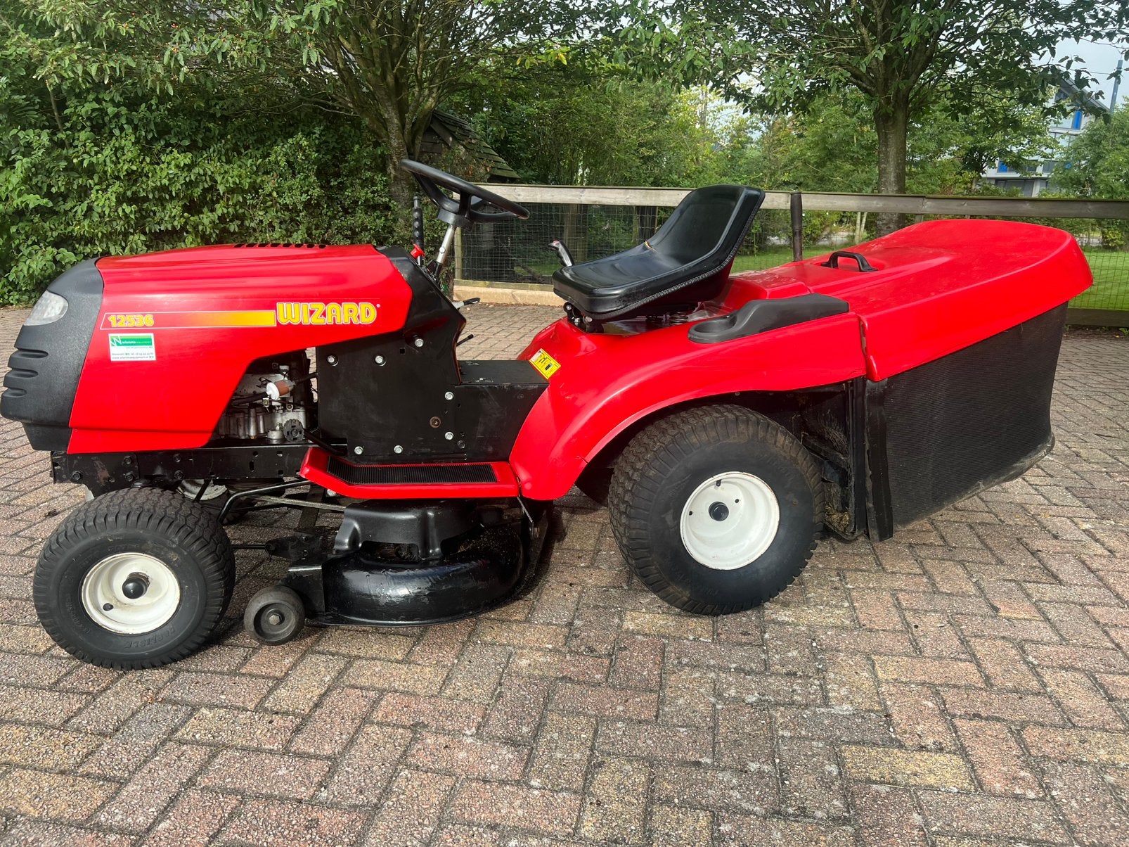 Zitmaaier Wizzard 12536 (Husqvarna) met opvang Hydrostaat, Ophalen, Cirkelmaaier, Gebruikt, 50 cm of meer