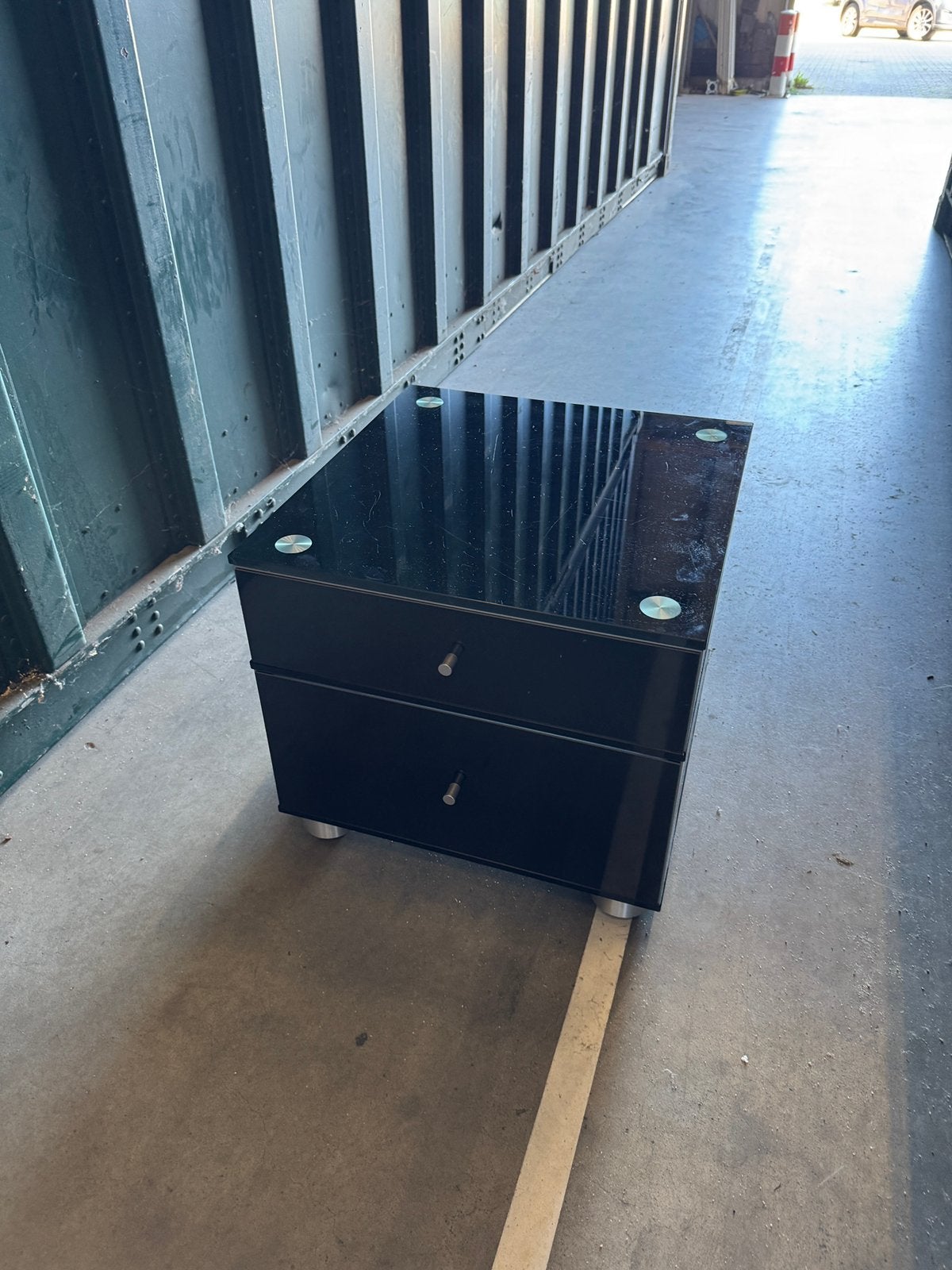 Kastje uit Aluminium en Glas met Wieltjes, Ophalen, Gebruikt, Meerdere deuren, 50 tot 100 cm
