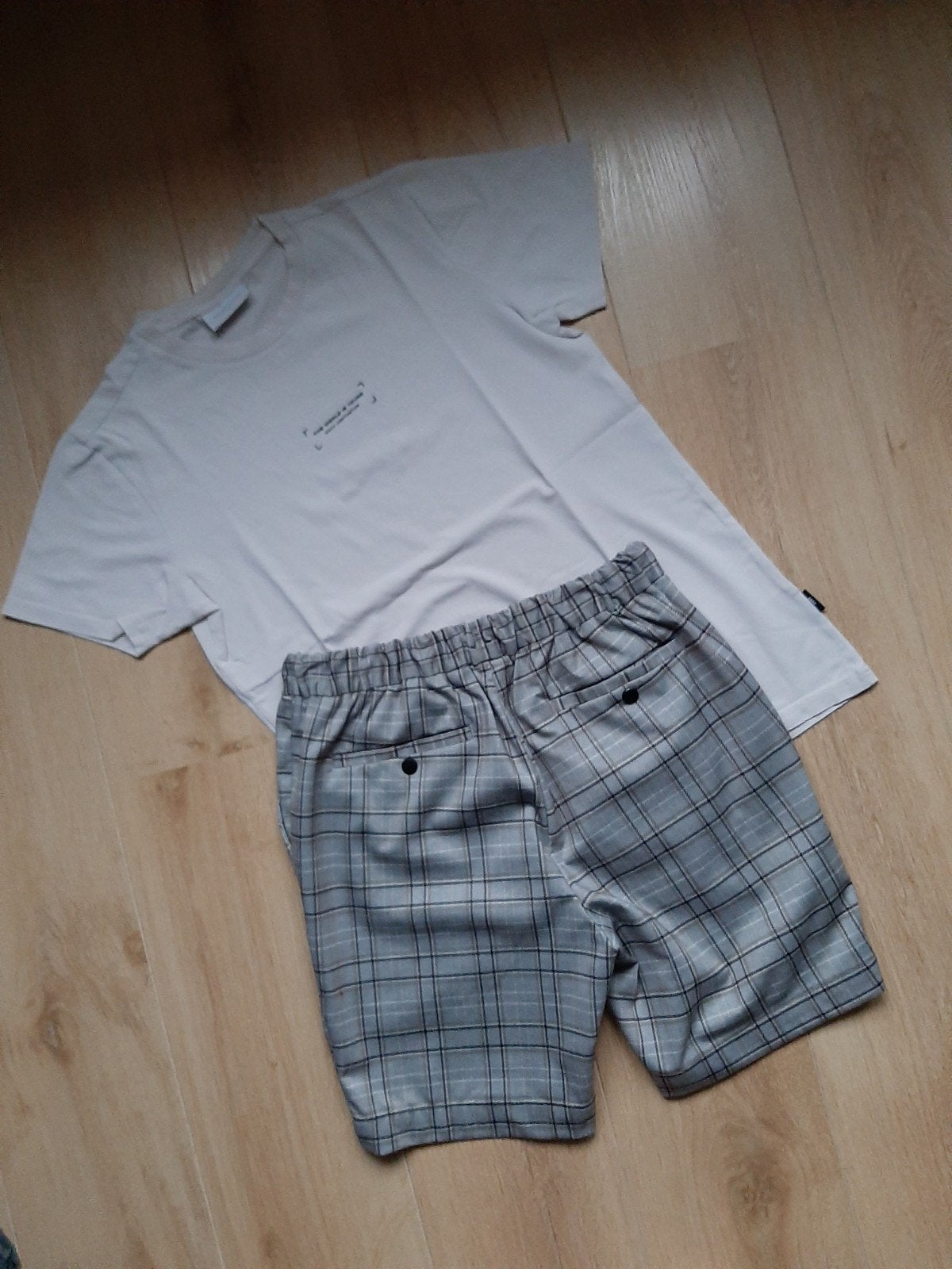 Korte broek mt. M en shirt mt. S van Daily Aesthetikz Sting, Kleding | Heren, Broeken en Pantalons, Ophalen of Verzenden, Zo goed als nieuw