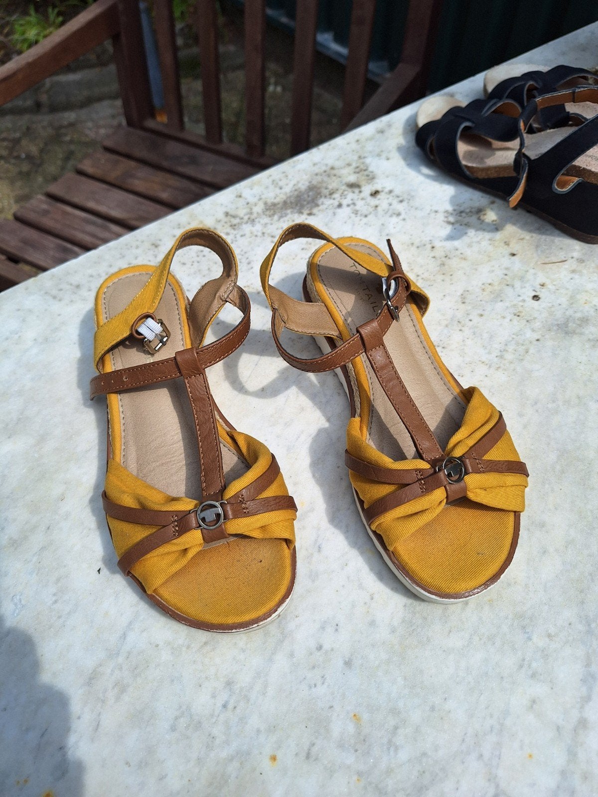 Tom Tailor sandalen, Kleding | Dames, Schoenen, Ophalen of Verzenden, Zo goed als nieuw, Geel, Sandalen of Muiltjes