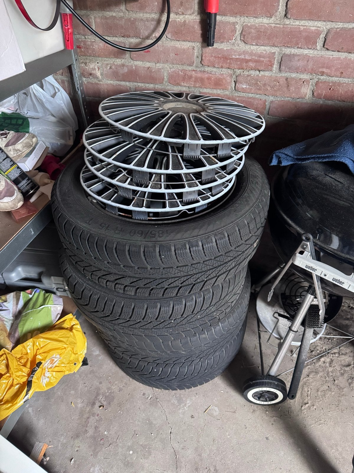 Winterbanden met wieldoppen - 185/60 R15, Ophalen of Verzenden, Gebruikt