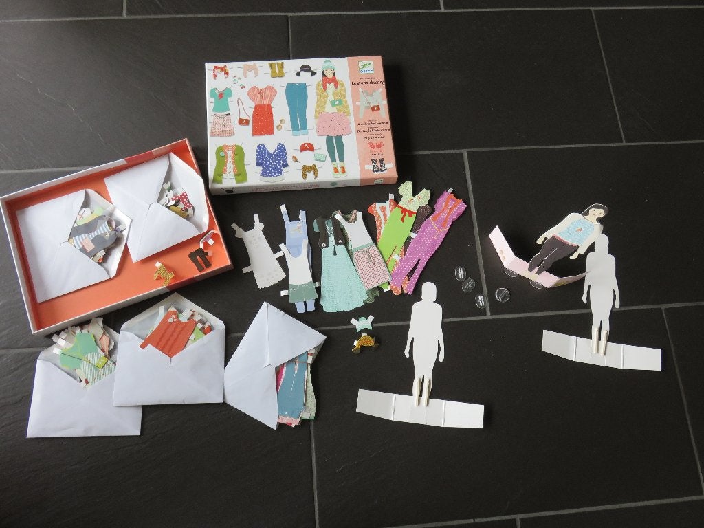 DJECO garderobe set grote kledingkast met papieren kleding., Ophalen of Verzenden, Gebruikt, Knutselen