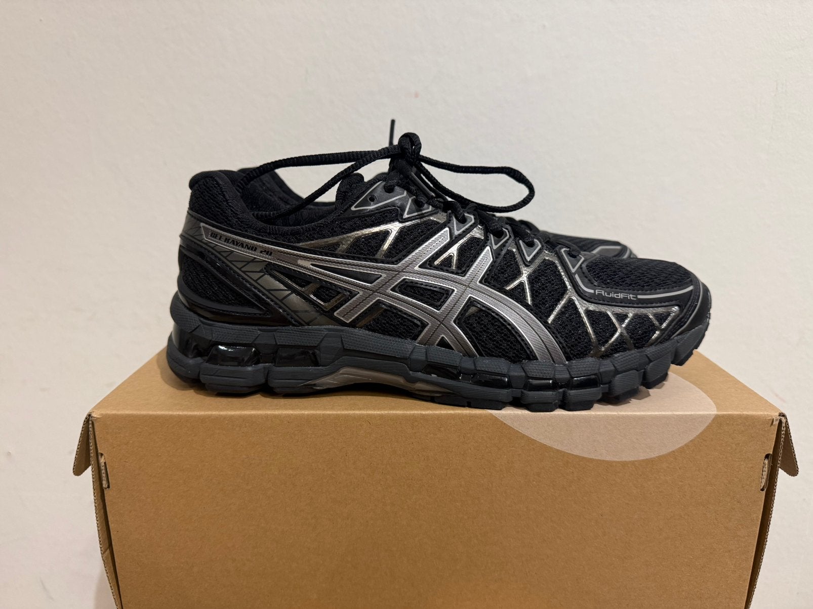 Te koop nieuwe Asics Gel Kayano 20 black Clay Grey maat 43.5, Postlaan 3, Zwart, Nieuw, Ophalen of Verzenden