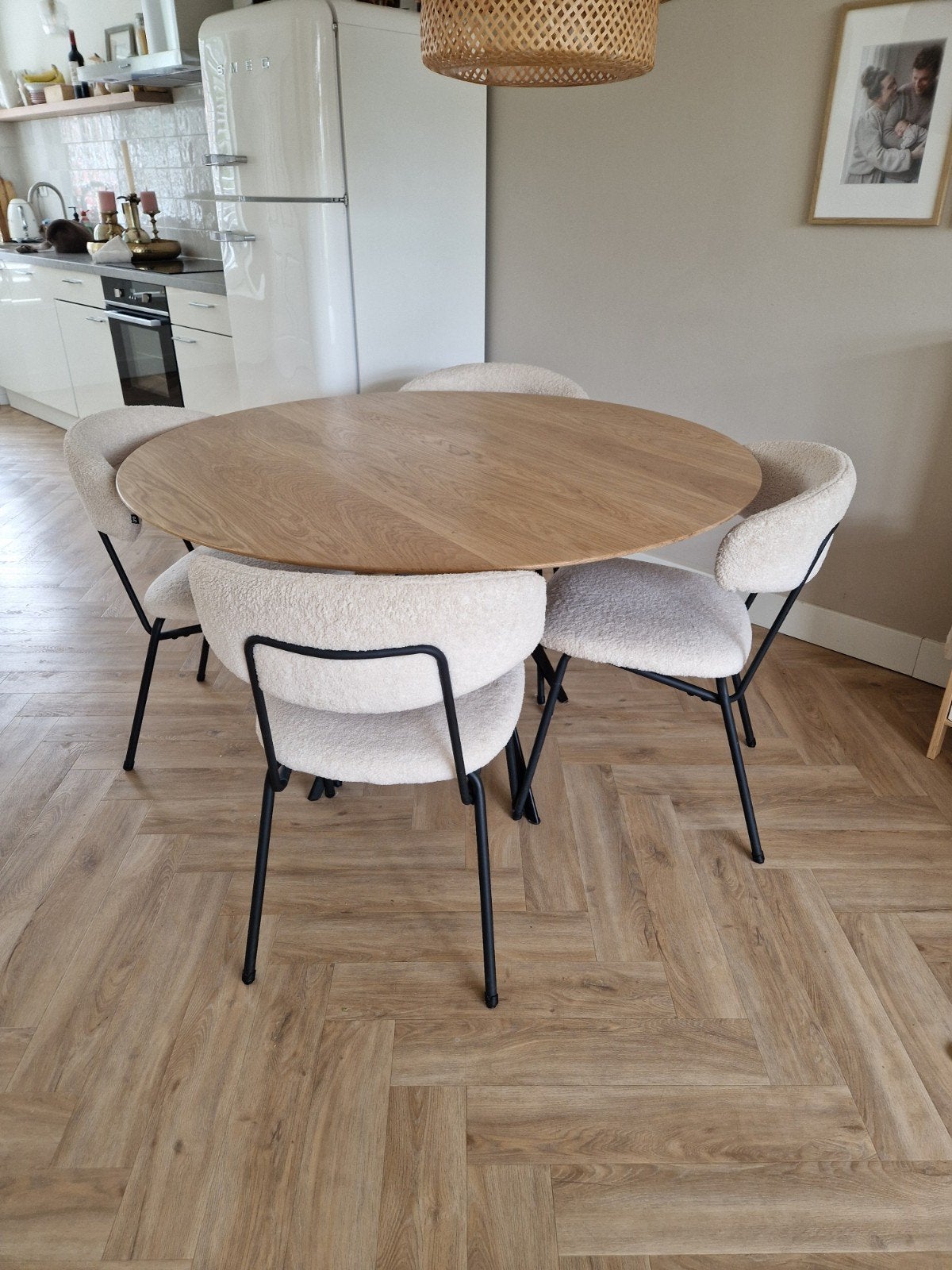 Ronde eiken tafel (130cm) met 4 Bouclé stoelen, Ophalen, Rond, Zo goed als nieuw, Overige materialen