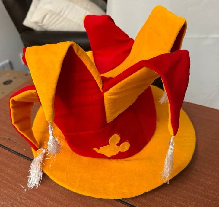 Zeldzame Disneyland Paris Jester hoed rood en geel, Ophalen of Verzenden, Mickey Mouse, Zo goed als nieuw, Kleding of Textiel