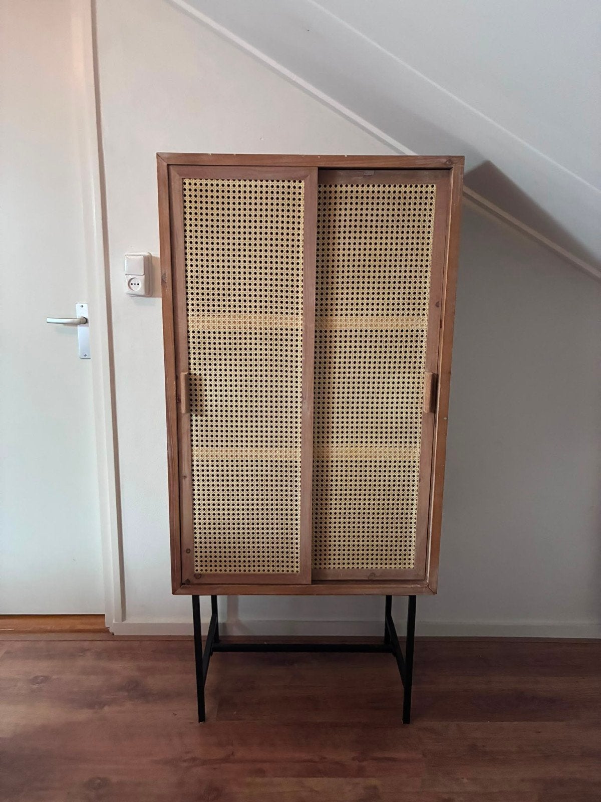 Webbing kast met schuifdeuren/stalen poot zwart, Ophalen, Zo goed als nieuw