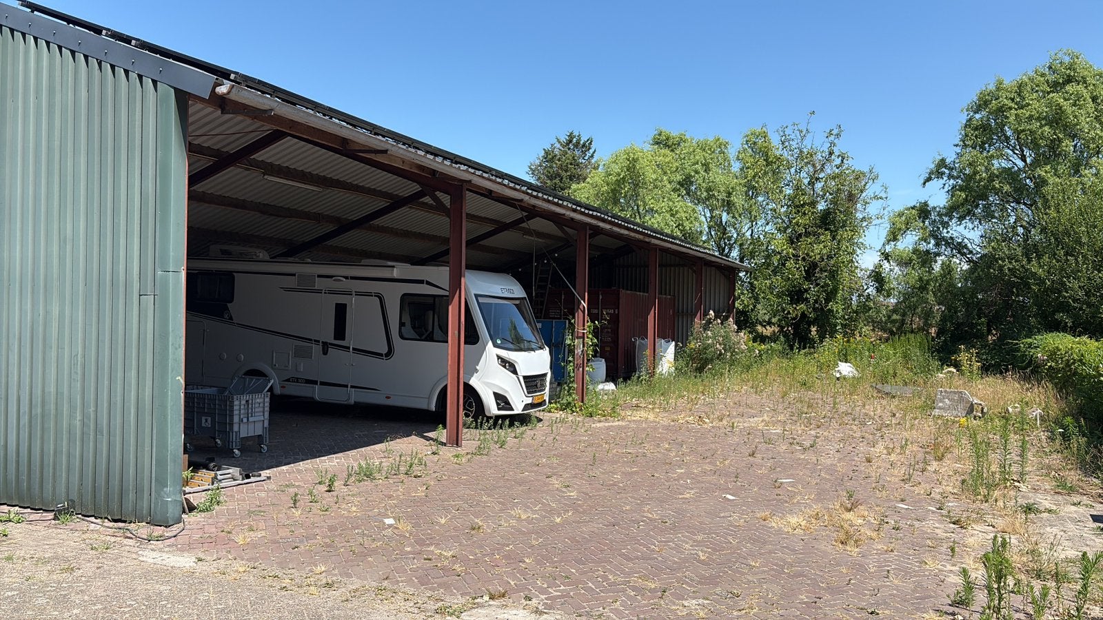 Open veldschuur 25 x 9 mtr, 38 pv panelen, 2 zeecontainers, Weidegang