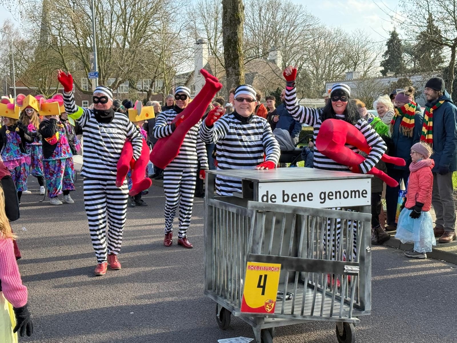 4 boevenpakken met een duw/ trek karretje, Ophalen, Carnaval, Maat 42/44 (L), Zo goed als nieuw