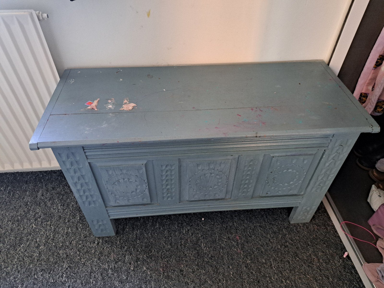 Vintage speelgoedkist - Blauw met houtsnijwerk, Huis en Inrichting, Woonaccessoires | Kisten, Ophalen, 50 – 75, Gebruikt, 100 tot 150 cm