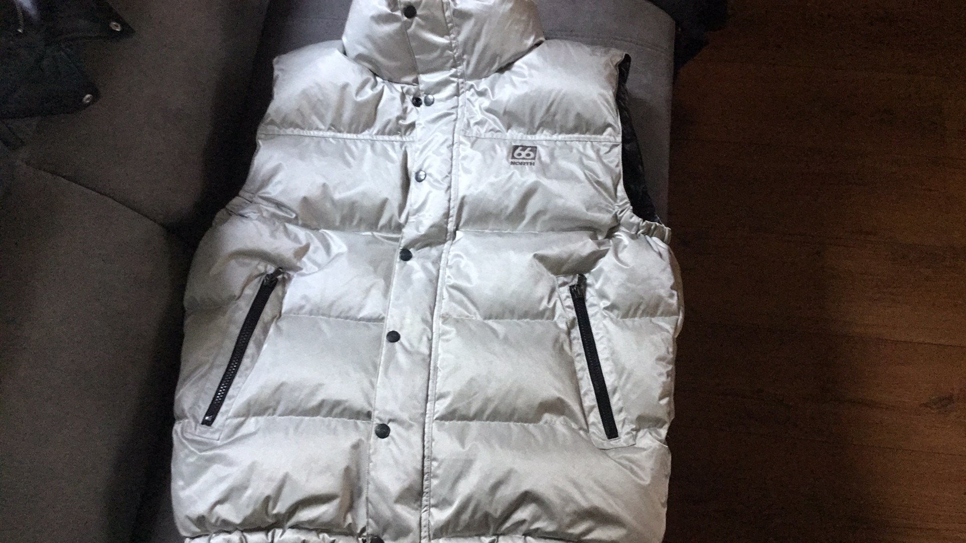 Zilveren bodywarmer  66 north maat l, Ophalen, Zo goed als nieuw