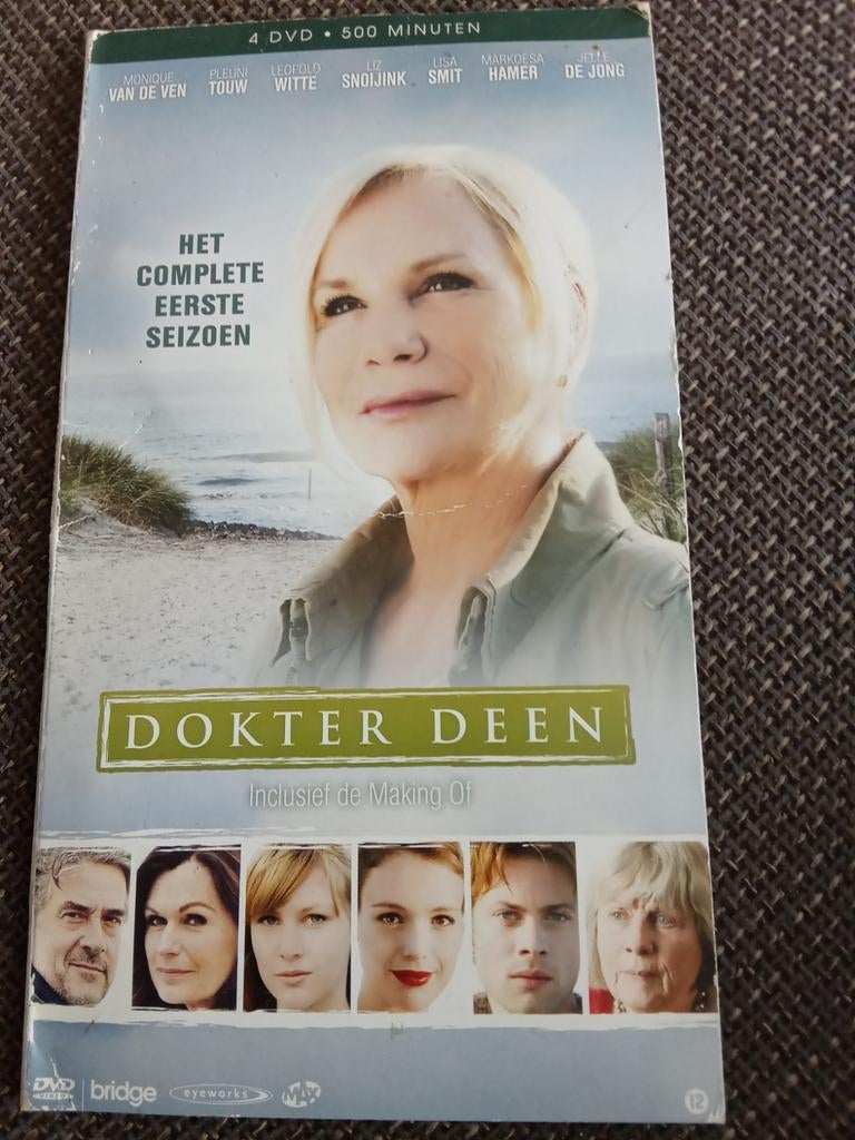 Dokter Deen - Het Complete Eerste Seizoen (4 DVD Boxset), Cd's en Dvd's, Alle leeftijden, Ophalen of Verzenden, Nieuw in verpakking