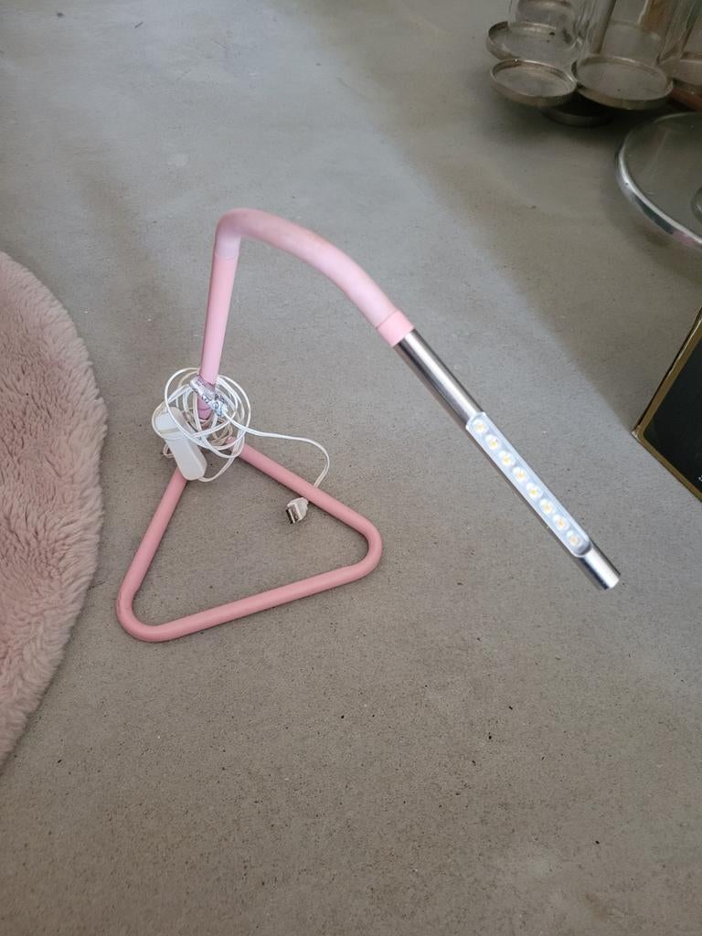 Roze bureaulampje IKEA - Flexibel en compact, Gebruikt, Modern, Speels, Ophalen of Verzenden, Minder dan 50 cm
