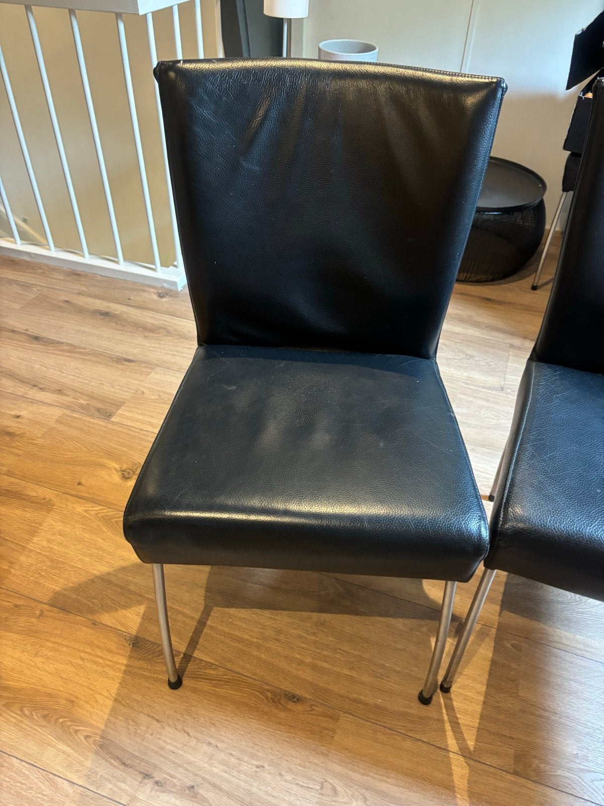 vijf zwarte leren eetkamerstoelen met metalen poten, Ophalen, Gebruikt, Twee, Zwart