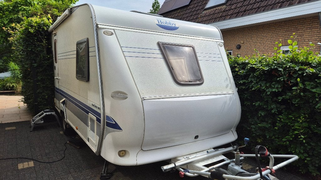 Hobby 495 UFe (2006) Zeer nette caravan met mover en luifel, Caravans en Kamperen, Caravans, Rondzit, Hobby, Particulier, 6 tot 7 meter