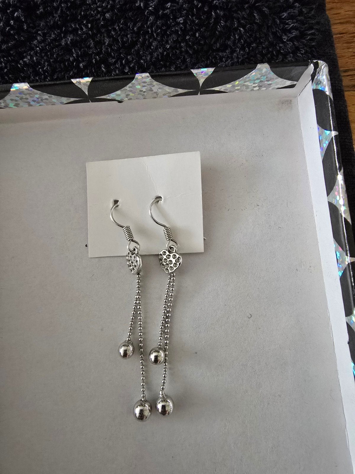 Te koop zilverkleurige lange oorbellen, hangers., Ophalen of Verzenden, Zo goed als nieuw, Zilver, Overige materialen