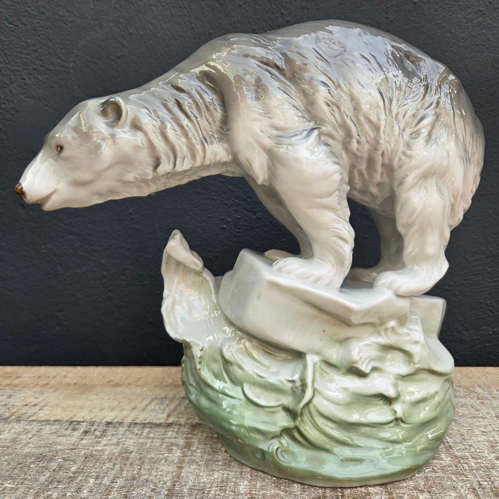 Art Deco porseleinen ijsbeer beeld op schots, Ophalen of Verzenden