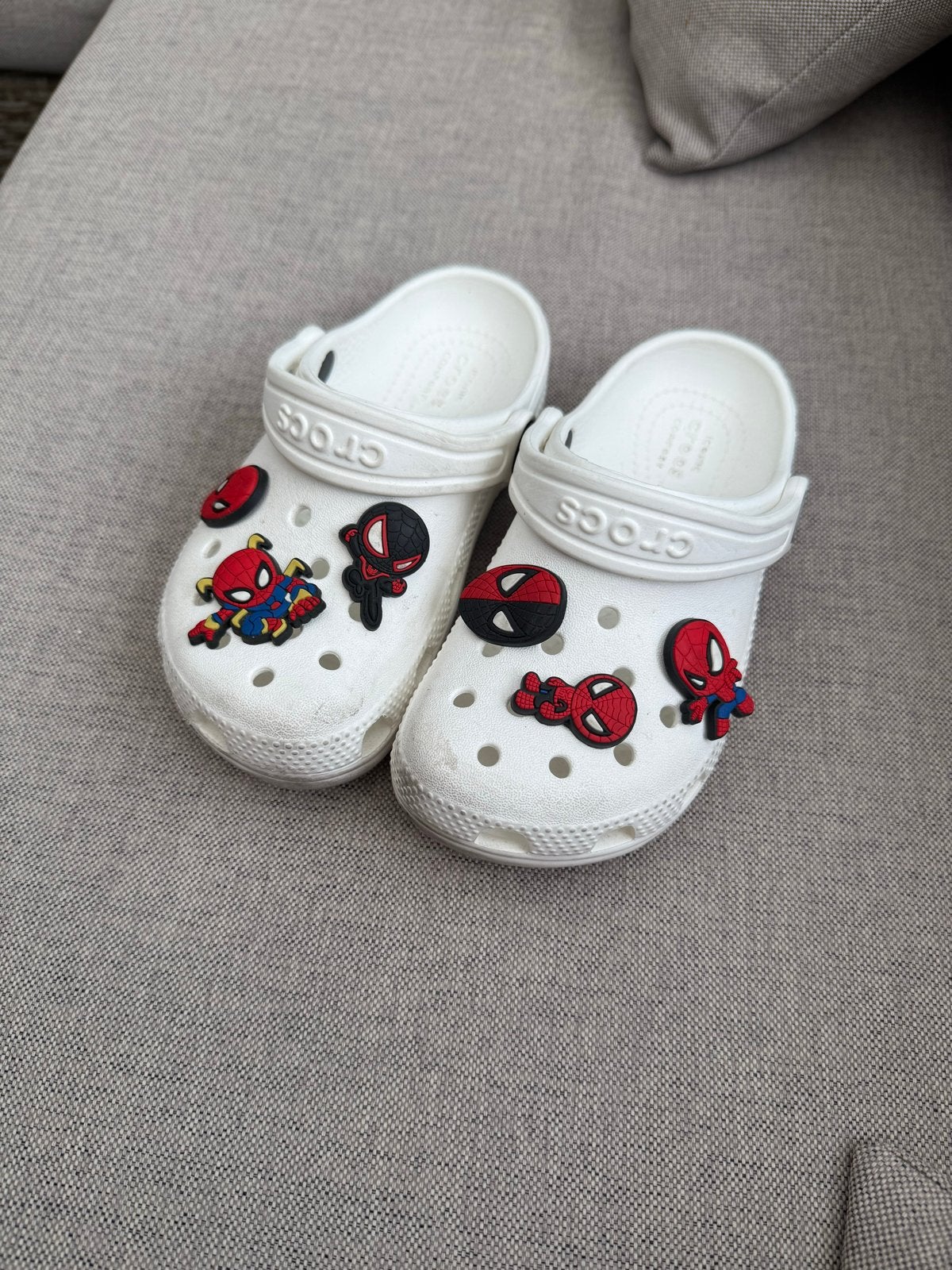 Witte Crocs met Spiderman Jibbitz - Maat 27/28 (C10), Ophalen of Verzenden, Gebruikt, Jongen of Meisje, Schoenen