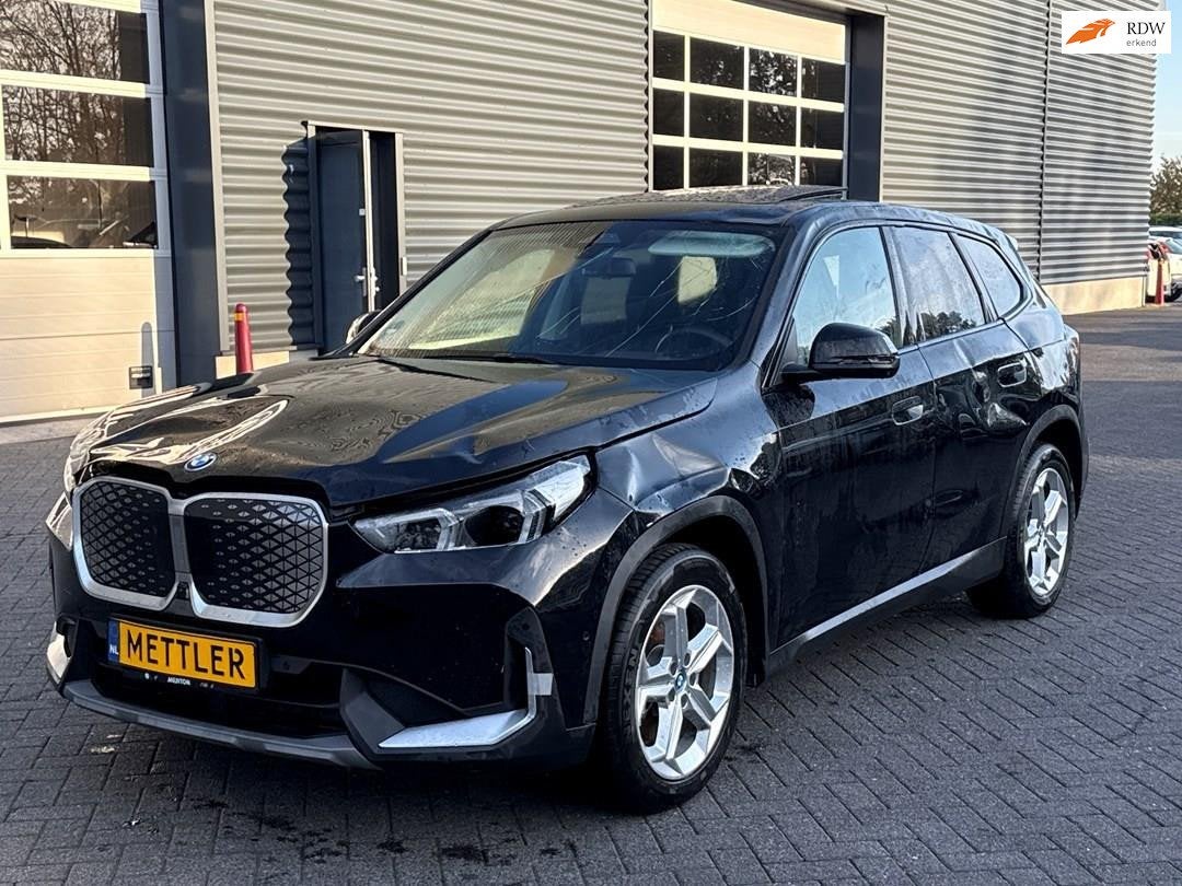 BMW IX1 XDrive30 67 kWh, harman kadon, panoramadak, Auto's, Automaat, Zwart, 313 pk, 1985 kg