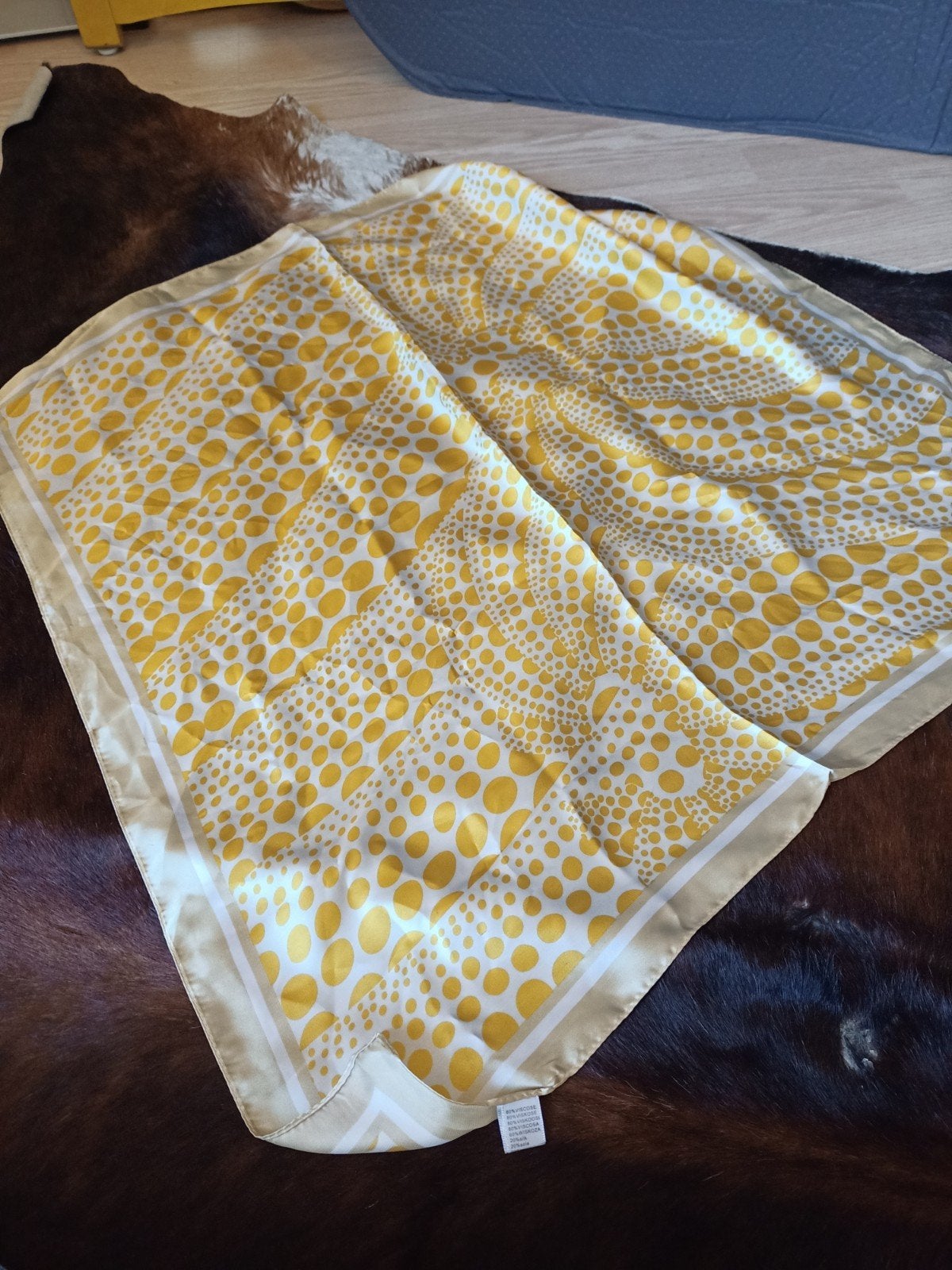 Mooie geel/witte sjaal met zijde, Ophalen of Verzenden, Nieuw, Maat 38/40 (M), Sjaal