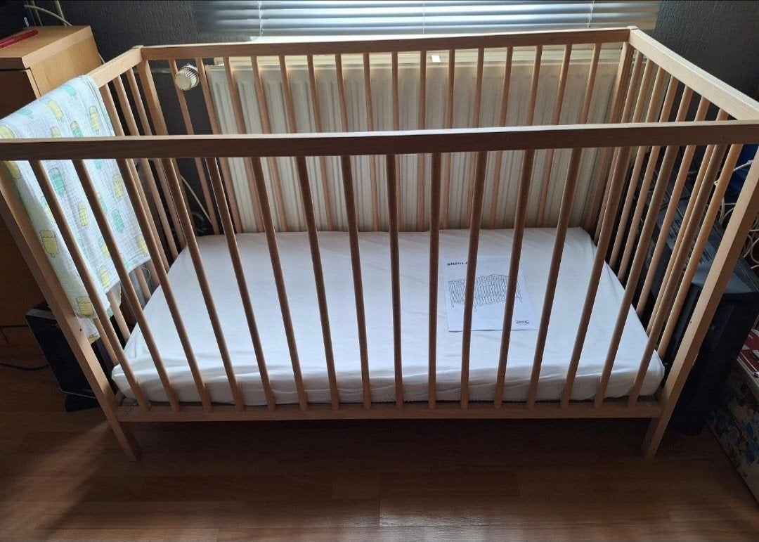 IKEA SNIGLAR Ledikant met matras, Kinderen en Baby's, Babywiegjes en Ledikanten, Ophalen, Zo goed als nieuw, Ledikant
