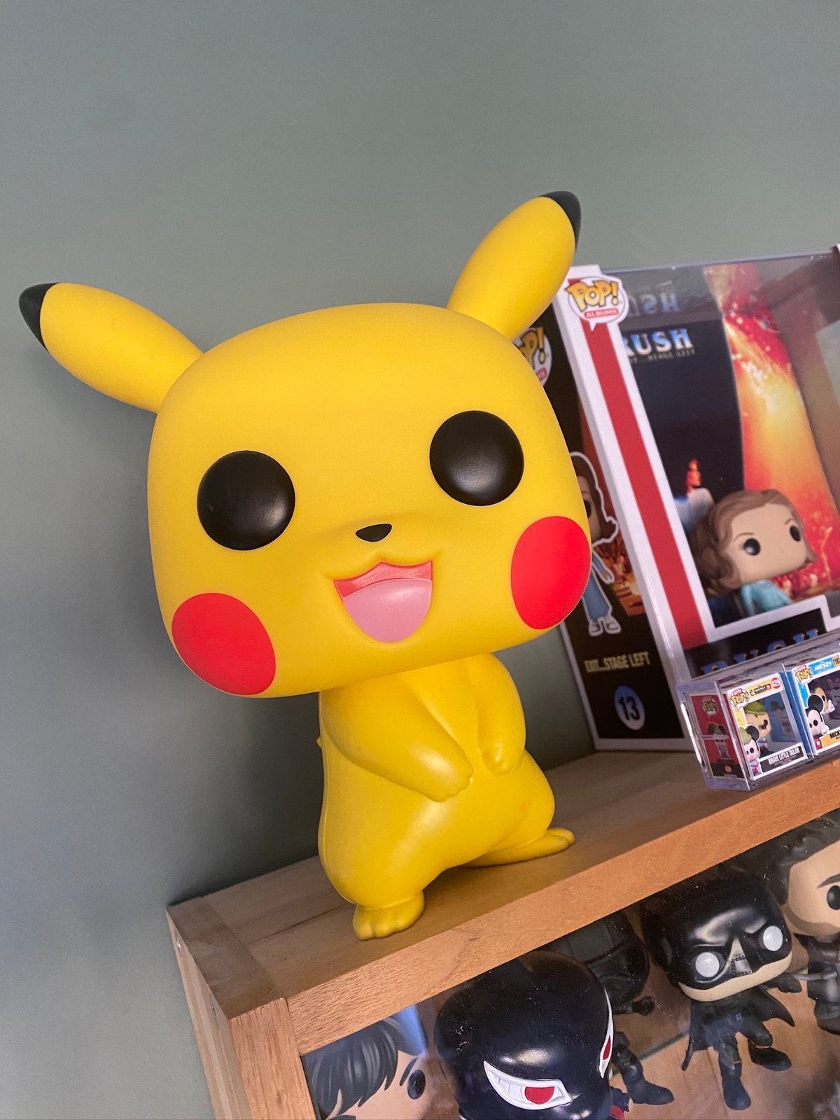 // FUNKO POP POKÉMON GROOT FORMAAT PIKACHU FLOCKED //, Ophalen of Verzenden, Zo goed als nieuw