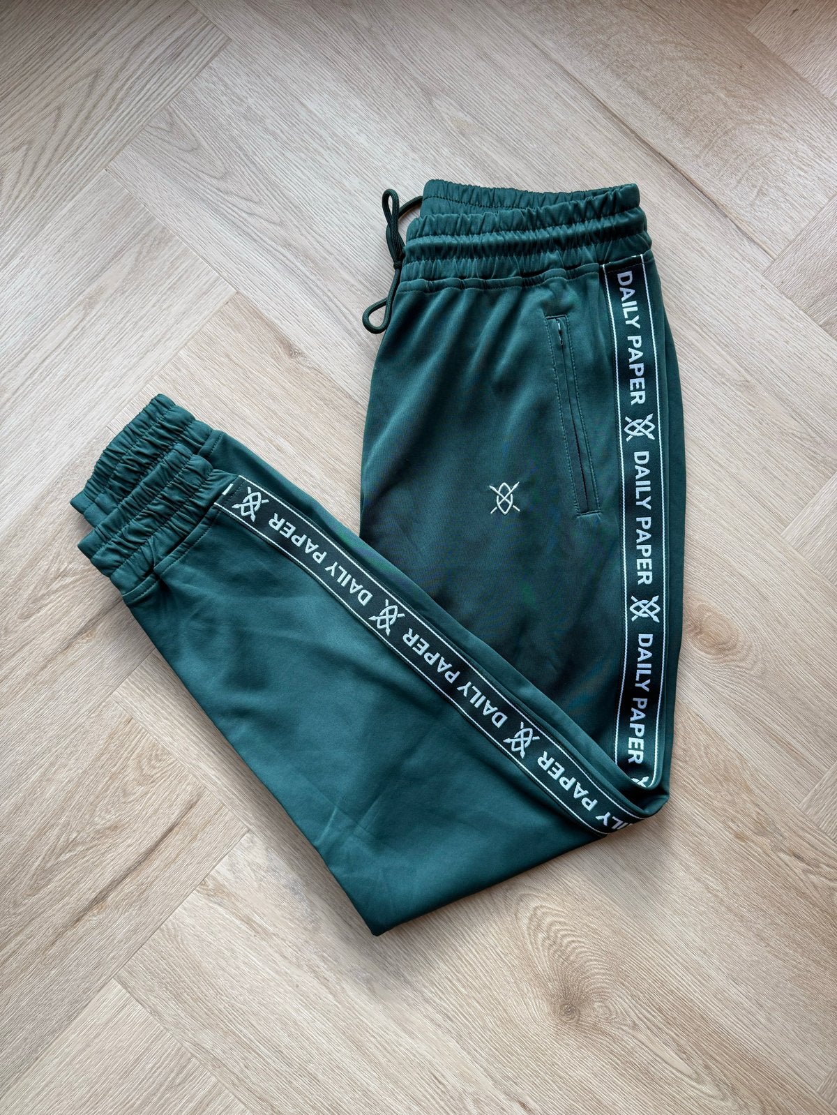 Daily Paper Broek Maat S - Groen met Logo Tape, Ophalen of Verzenden, Maat 36 (S), Lang, Gedragen