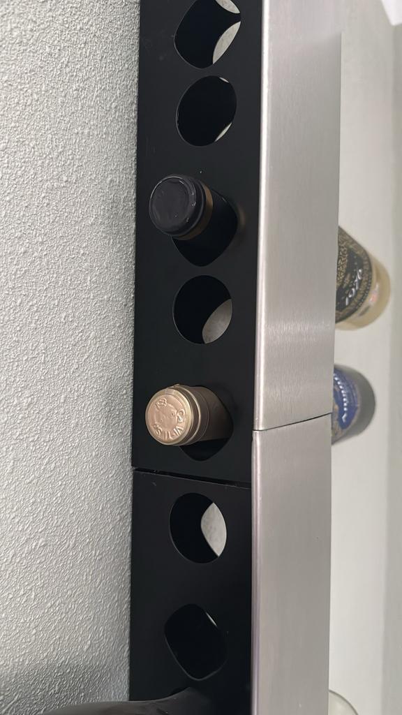 Stijlvol Wijnrek voor aan de Muur - Metaal en Zwart, Ophalen, Zo goed als nieuw, 25 flessen of meer, Metaal