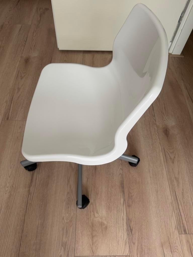 Witte IKEA Snille Bureaustoel  met Wielen . Per stuk 5euro, Ophalen, Zo goed als nieuw, Wit, Bureaustoel