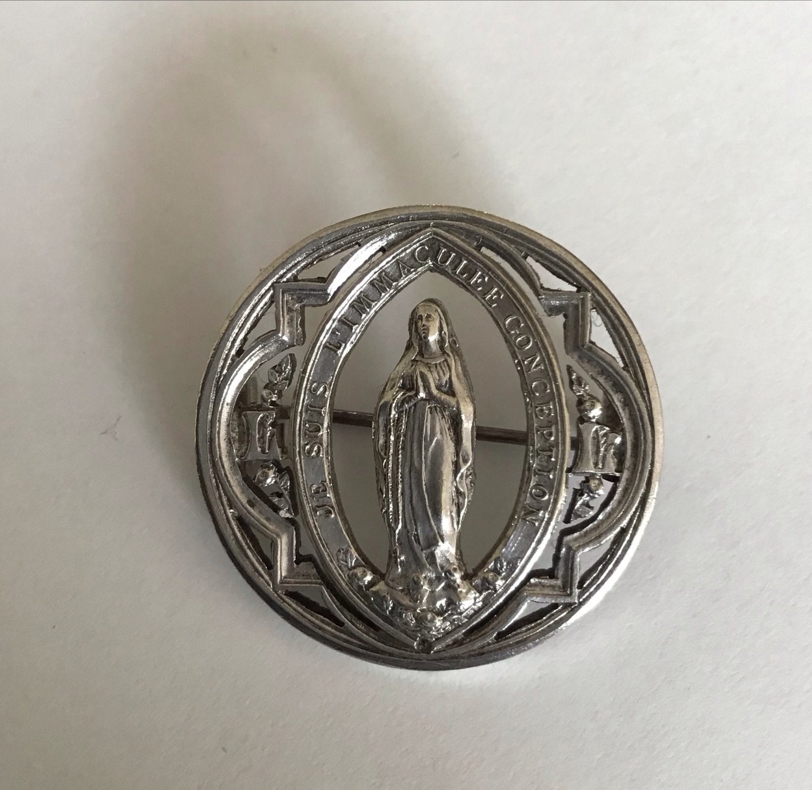 Vintage Broche Maria Immaculee Conception - 2,5 cm diameter, Gebruikt, Minder dan 4 cm, Ophalen of Verzenden, Zilver