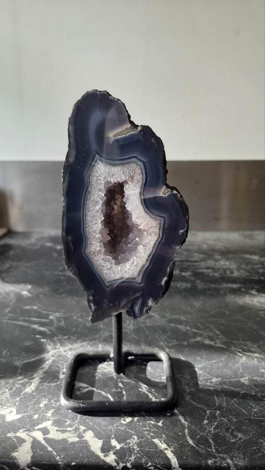 Mooie agaat geode met amethist op standaard, Ophalen of Verzenden, Mineraal
