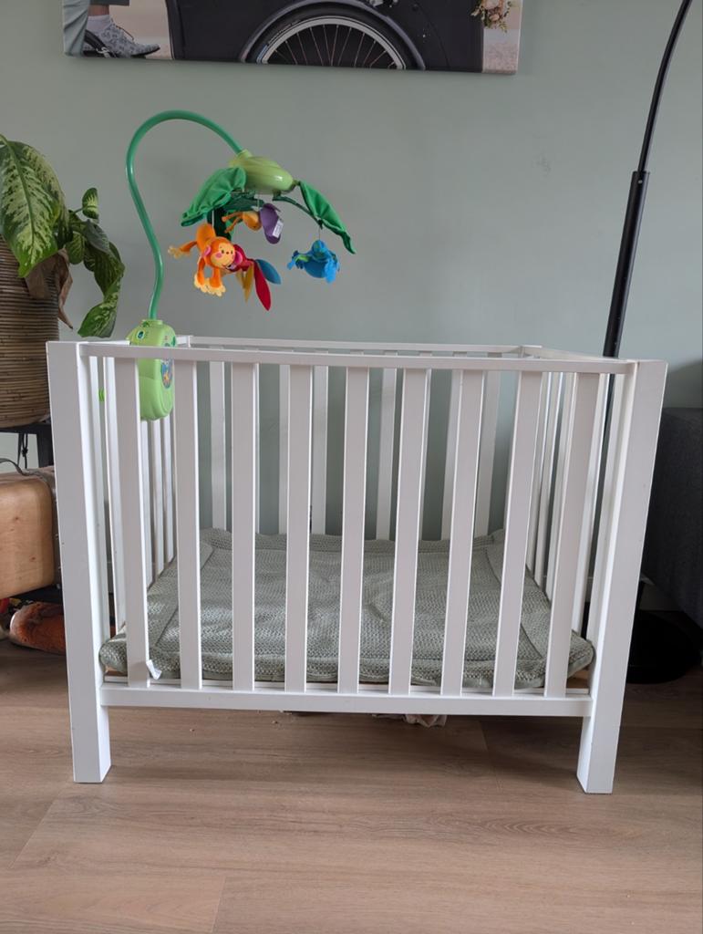 Witte houten box met boxkleed en mobiel, Ophalen of Verzenden, Gebruikt, Vierkant, Boxkleed