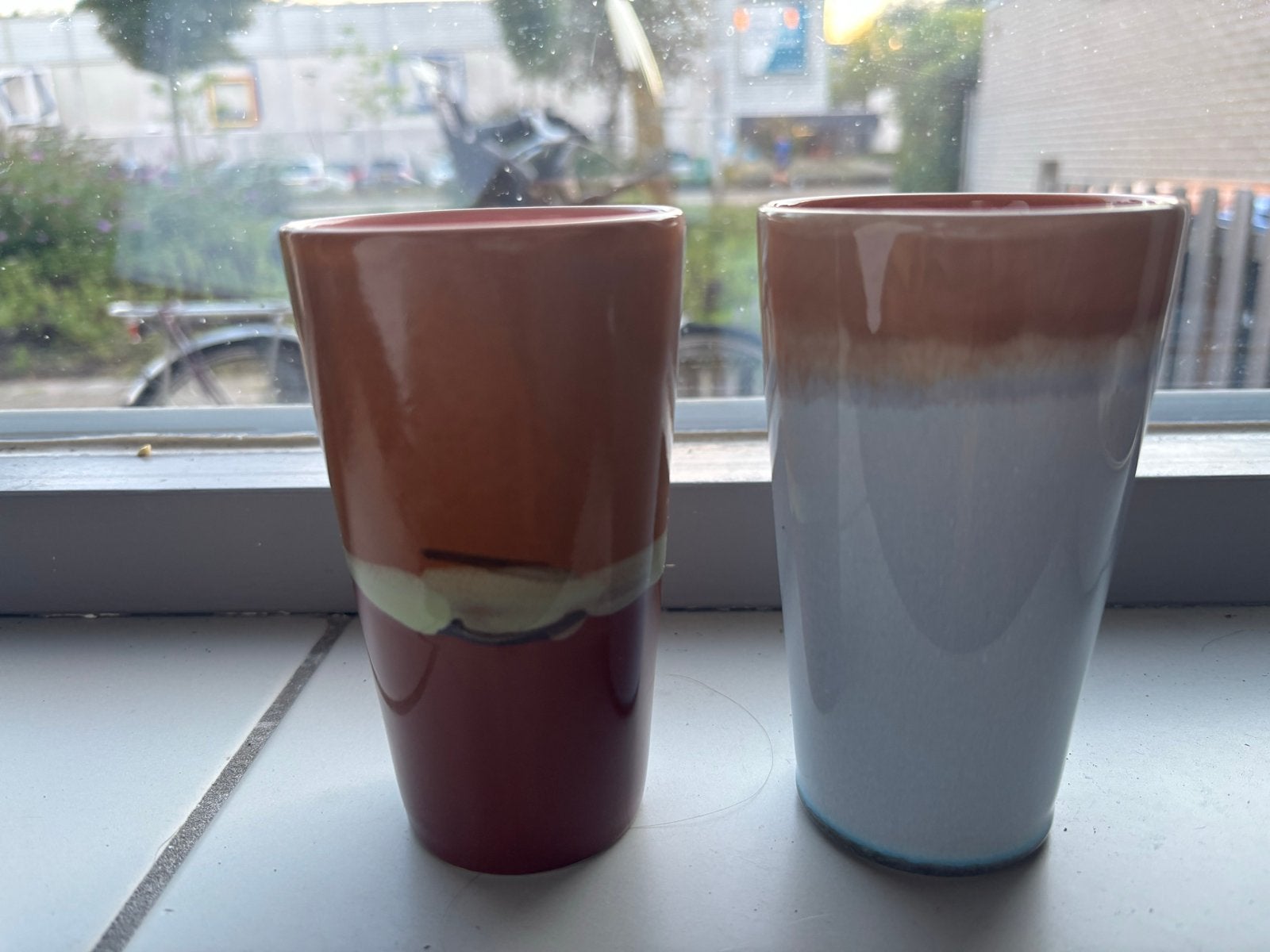 Set van 2 keramische bekers - Bruin en wit (HK Living), Ophalen, Zo goed als nieuw, Steen/keramiek, Bruin