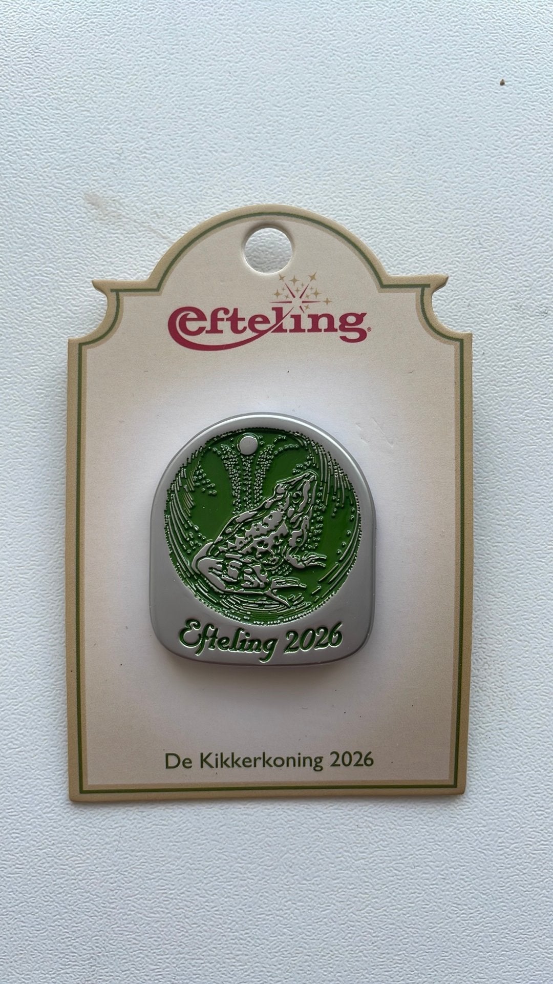 Efteling pin 2026 De Kikkerkoning EPP 496 op kaartje, Ophalen of Verzenden, Nieuw, Button of Speldje