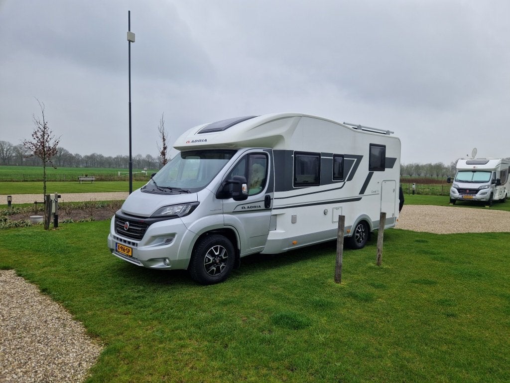 Adria Coral 600 SL Automaat High Power 160PK / Lengte bedden, Caravans en Kamperen, Automaat, Afzuigkap, Ringverwarming, Bedrijf