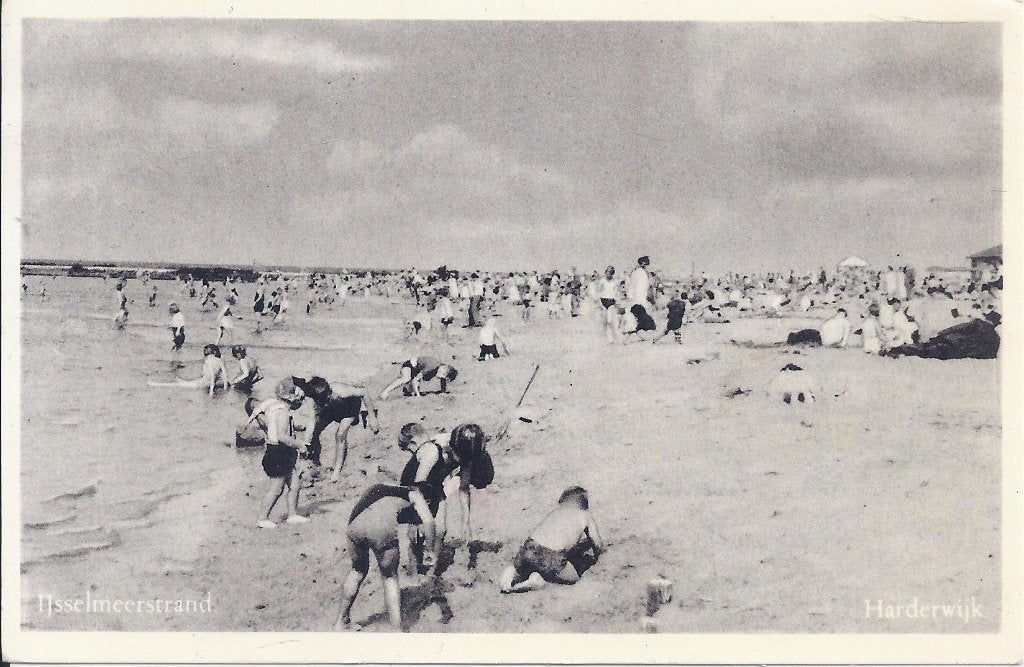 Harderwijk IJsselmeerstrand - Oude gelopen ansichtkaart B753, Ophalen of Verzenden, 1940 tot 1960, Gelopen, Gelderland