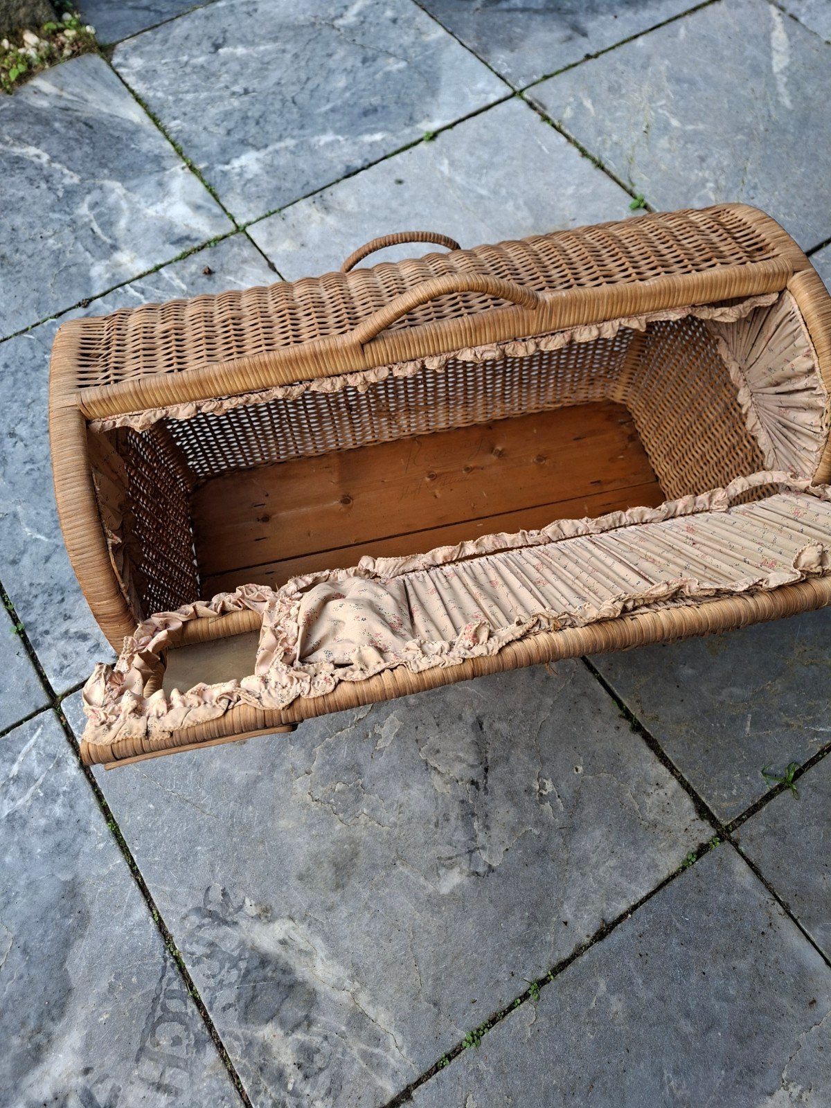 Antieke rieten reiswieg / draagmand, Ophalen