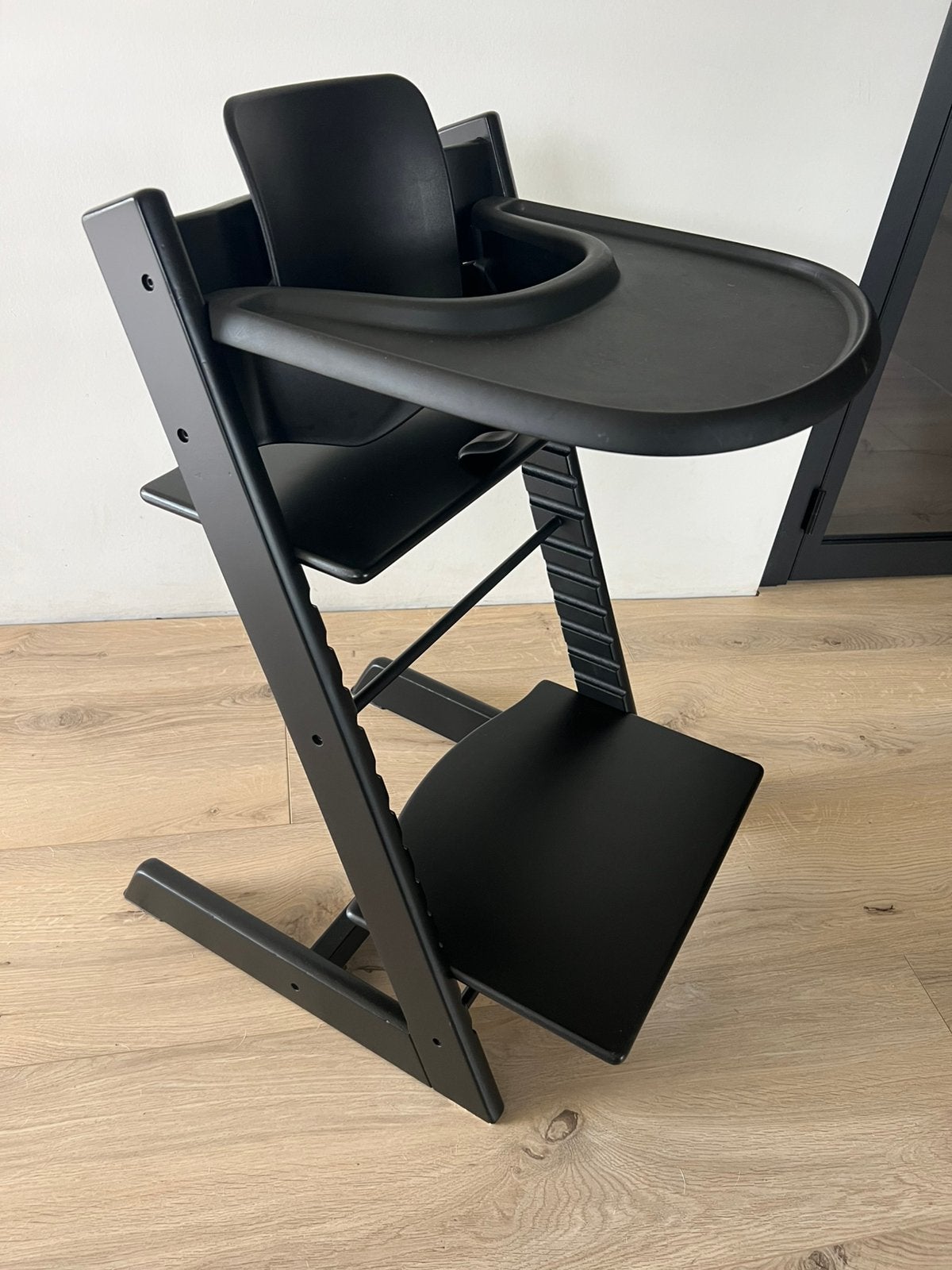 Zwarte Stokke Tripp Trapp stoel + Babyset V3 + Playtray, Kinderen en Baby's, Kinderstoelen, Ophalen, Zo goed als nieuw, Meegroeistoel