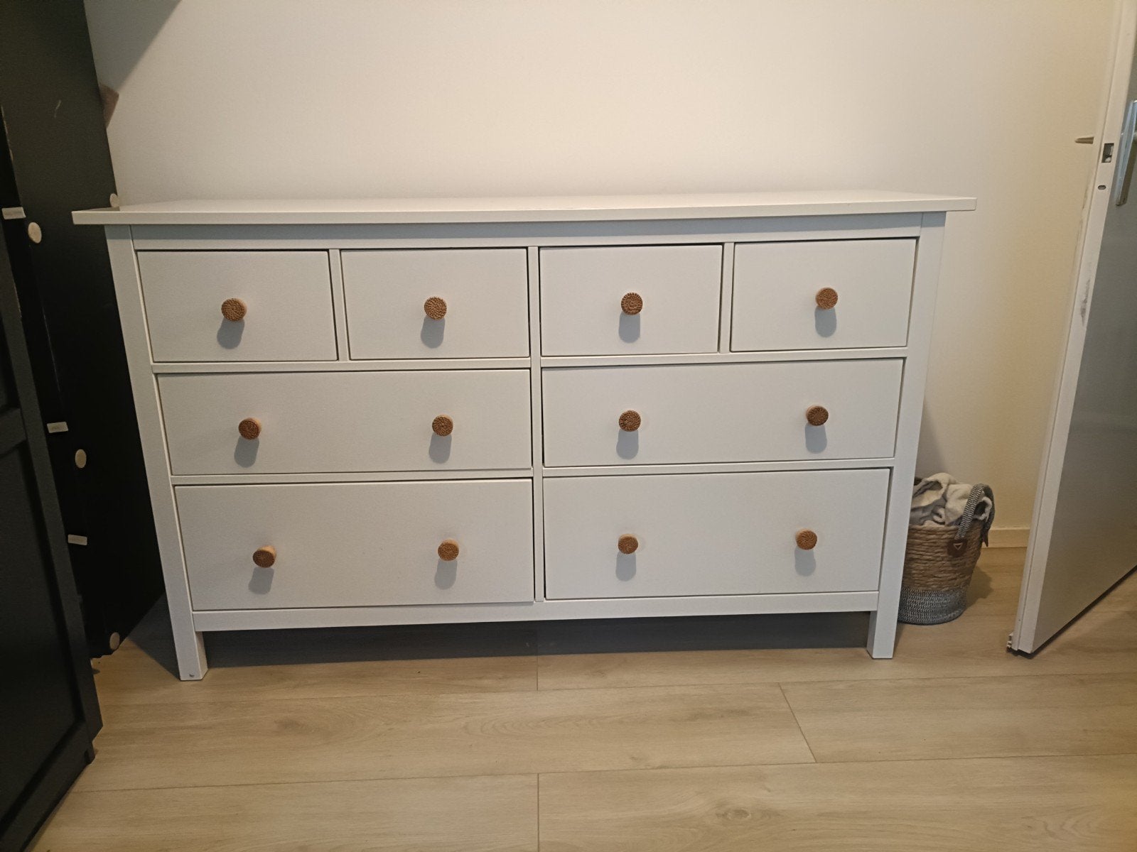 Witte IKEA commode ladekast met 8 lades en rotan knoppen, Huis en Inrichting, Kasten | Ladekasten, Ophalen, Gebruikt, 5 laden of meer