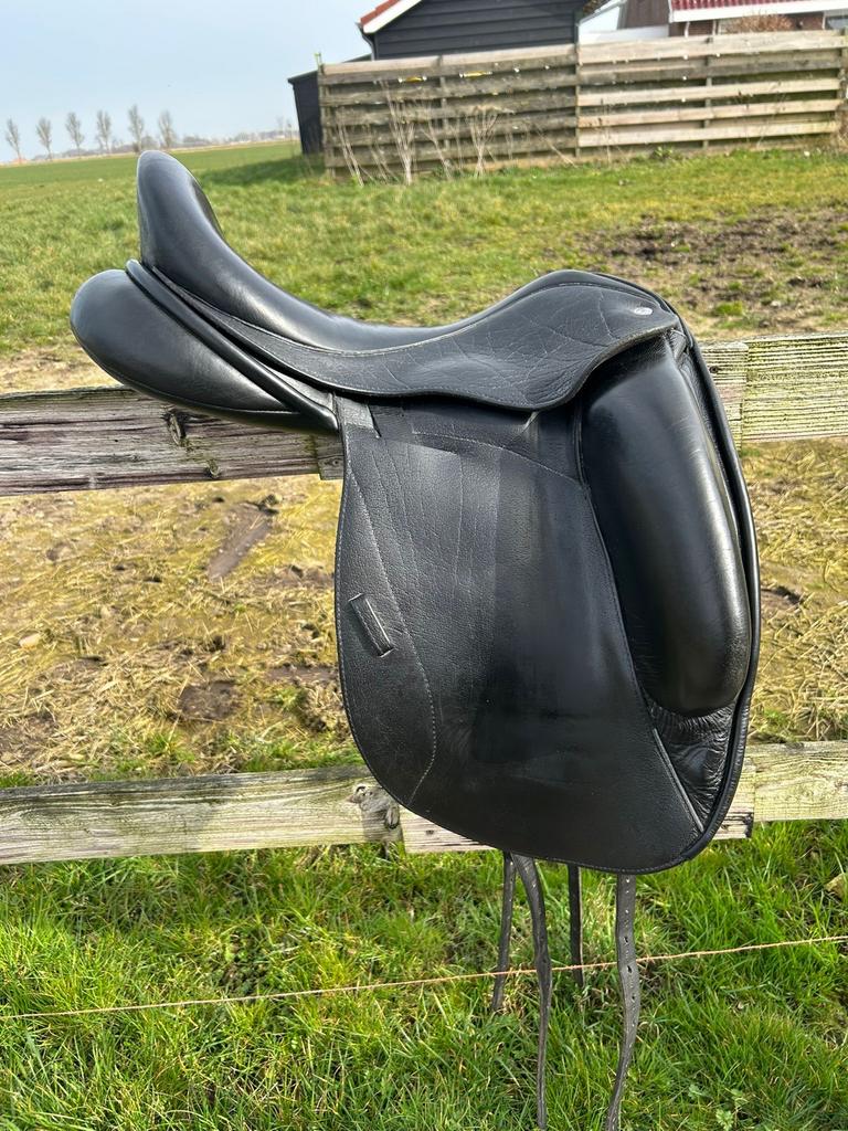 Custom zadel 17,5 inch, Dieren en Toebehoren, Paarden en Pony's | Zadels, Ophalen of Verzenden, Dressuur