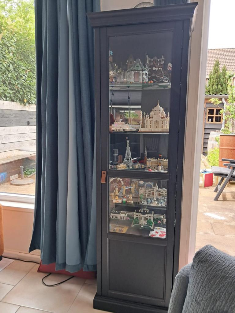 Zwarte vitrinekast met glazen planken, Ophalen, Met deur(en), Glas, Modern klassiek