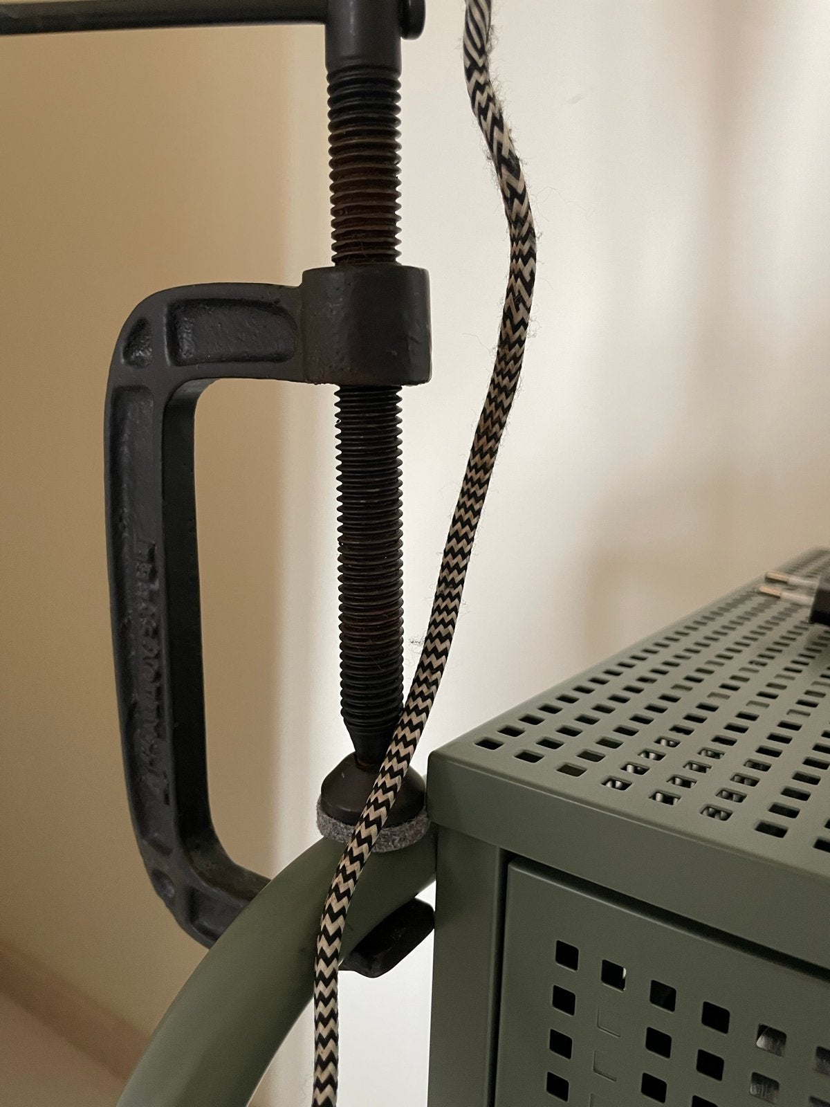 Industriële klemlamp met paarse Edison gloeilamp, Metaal, Overige merken, Gebruikt, Zwart