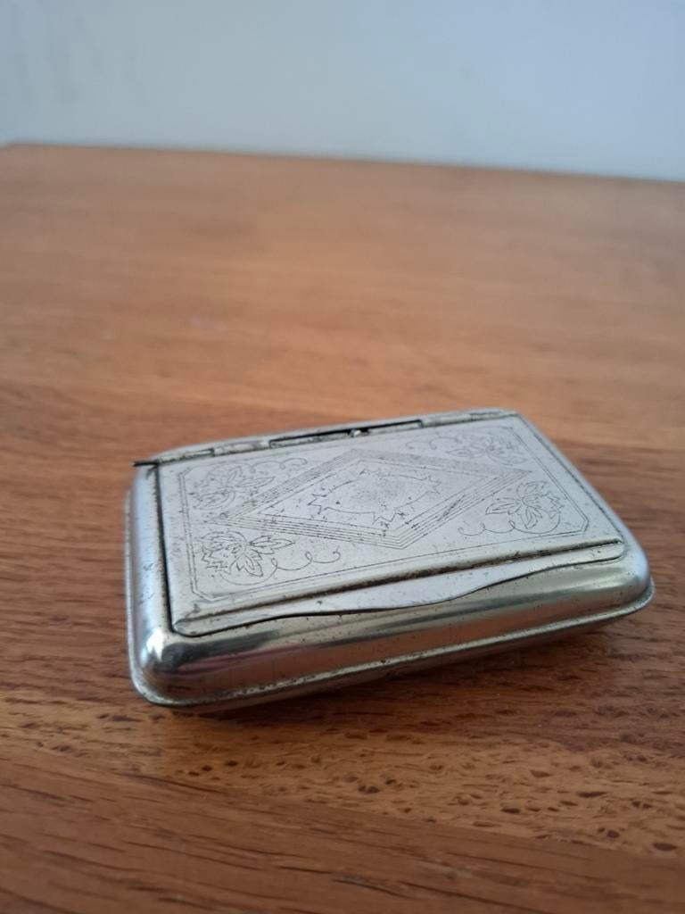 Antieke metalen tabaksdoos, Ophalen of Verzenden