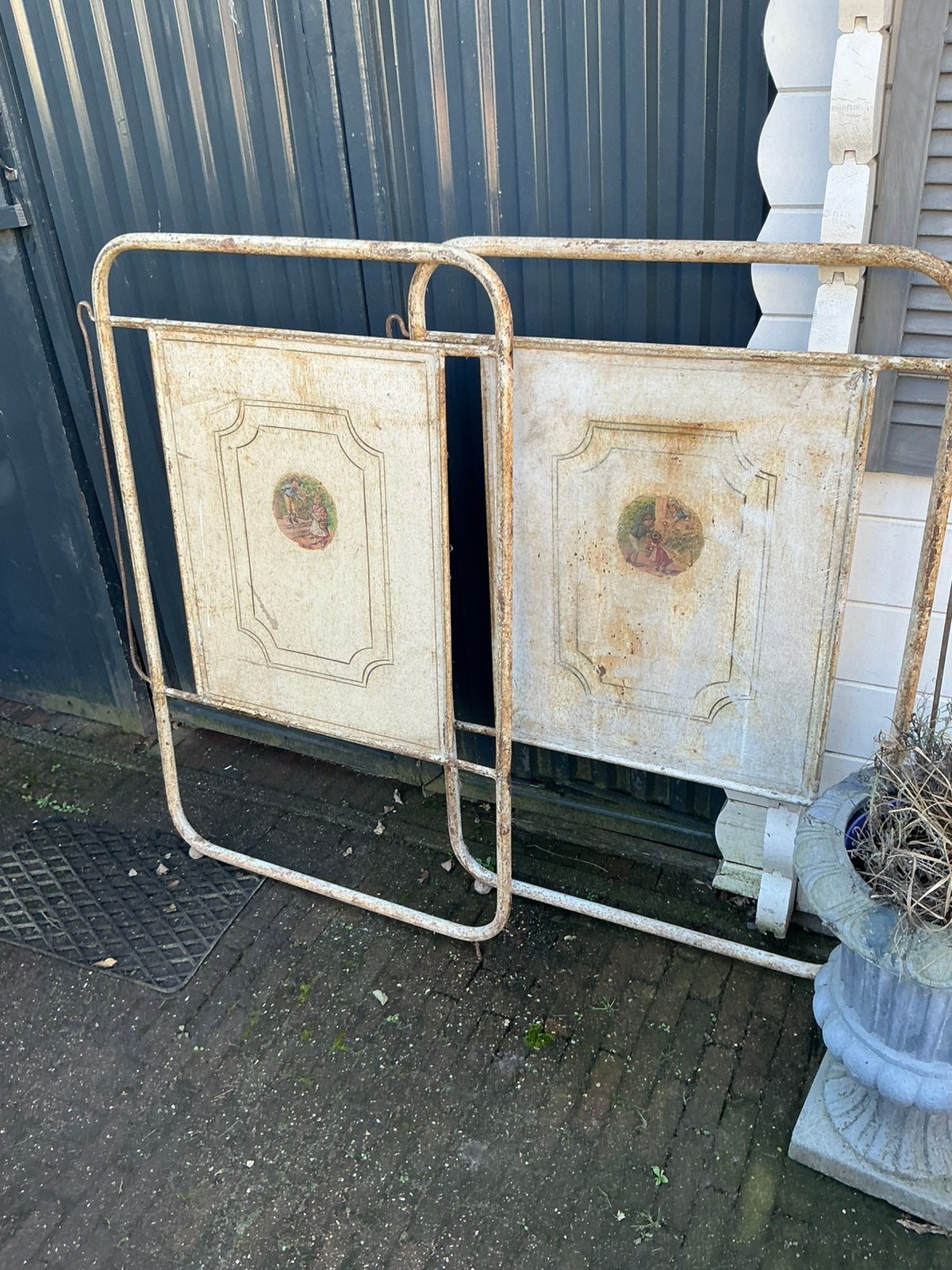 2 antieke franse ijzeren bed wandjes, Ophalen
