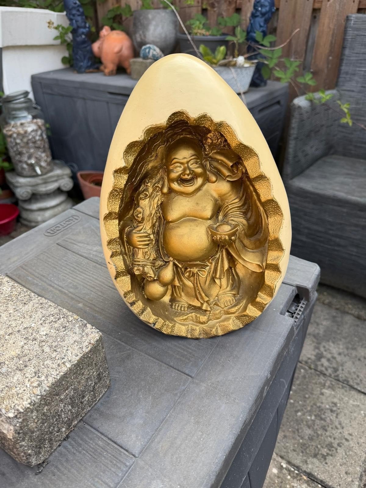 Lachende Boeddha in ei-vormige nis - Goudkleurig beeld, Huis en Inrichting, Met reliëf, Gebruikt, Steen/keramiek, Ophalen of Verzenden