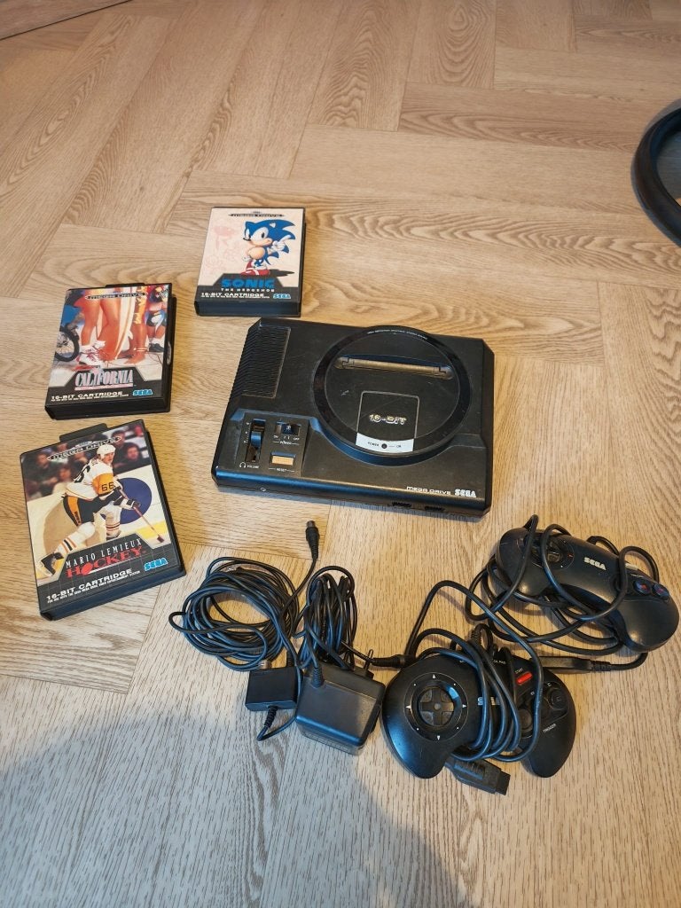Sega Mega Drive | 2 Controllers + Games | Sonic the Hedgehog, Spelcomputers en Games, Spelcomputers | Sega, Mega Drive, Met 2 controllers
