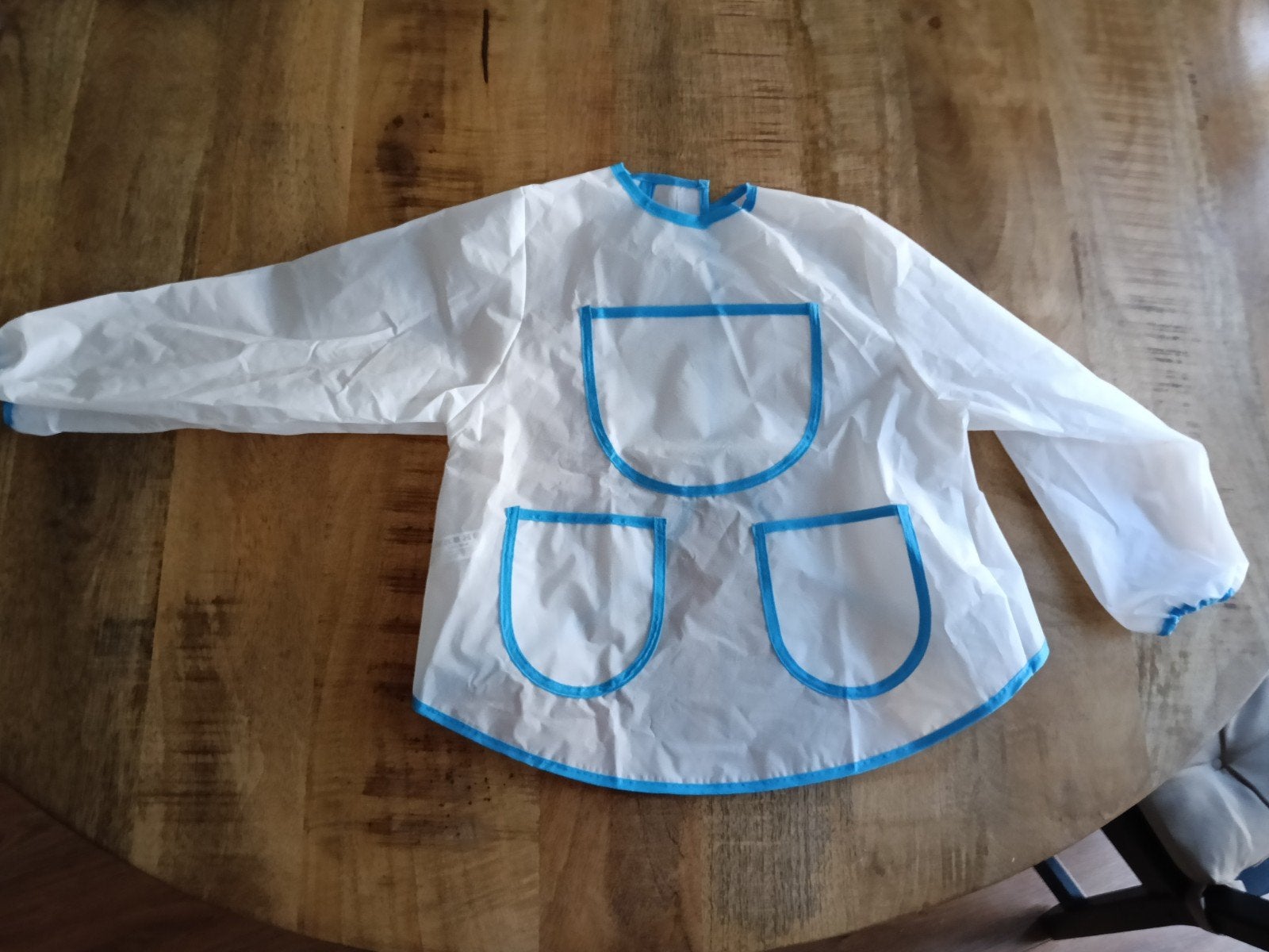Witte knutsel- of schort met blauwe accenten, Ophalen of Verzenden, Gebruikt, Onbekend, Jongen of Meisje