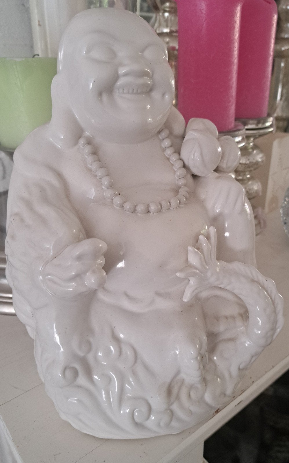 Lachende Boeddha beeld - Wit keramiek - 26 cm hoog, Met reliëf, Gebruikt, Steen/keramiek, Ophalen of Verzenden