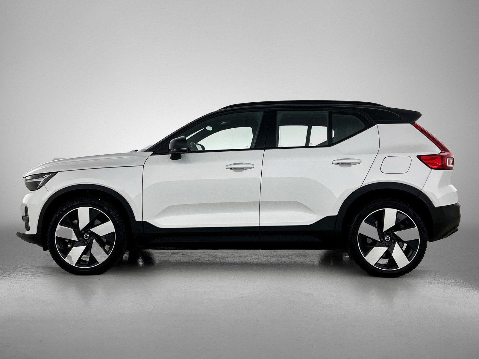 Volvo XC40 Recharge Plus 70 kWh (bj 2023, automaat), Auto's, Automaat, Gebruikt, Zwart, Automatische klimaatregeling