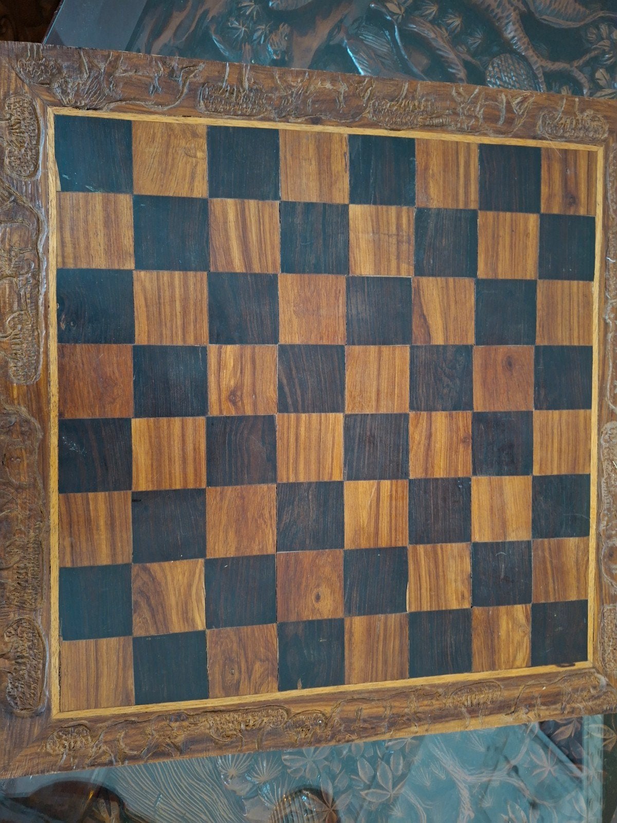 Houten schaakbord met gesneden rand bieden, Een of twee spelers, Ophalen of Verzenden, Gebruikt